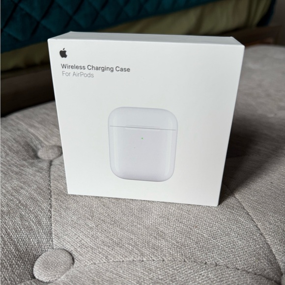 Apple Wireless Charging Case for AirPods- White - Picture 1 of 9
